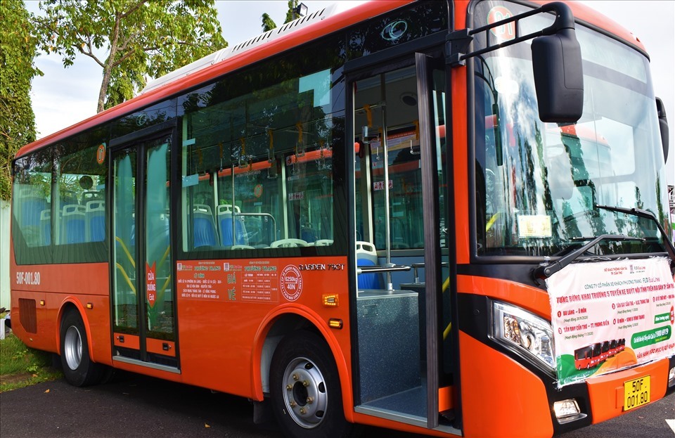 Mỗi phương tiện gồm 25 chỗ ngồi, 15 chỗ đứng, cửa lên xuống tự động, có máy lạnh, WiFi phục vụ miễn phí, có công cụ hỗ trợ và ghế ngồi cho người khuyết tật. Giá vé lần lượt tính theo cự ly đi lại từ 0 - dưới 10km có đơn giá 7.000đ/HK/lượt; cự ly từ 10km - dưới 20km có đơn giá 10.000đ/HK/lượt; cự ly từ 20km - dưới 30km có đơn giá 15.000đ/HK/lượt; cự ly từ 30km - dưới 40km có đơn giá 20.000đ/HK/lượt.