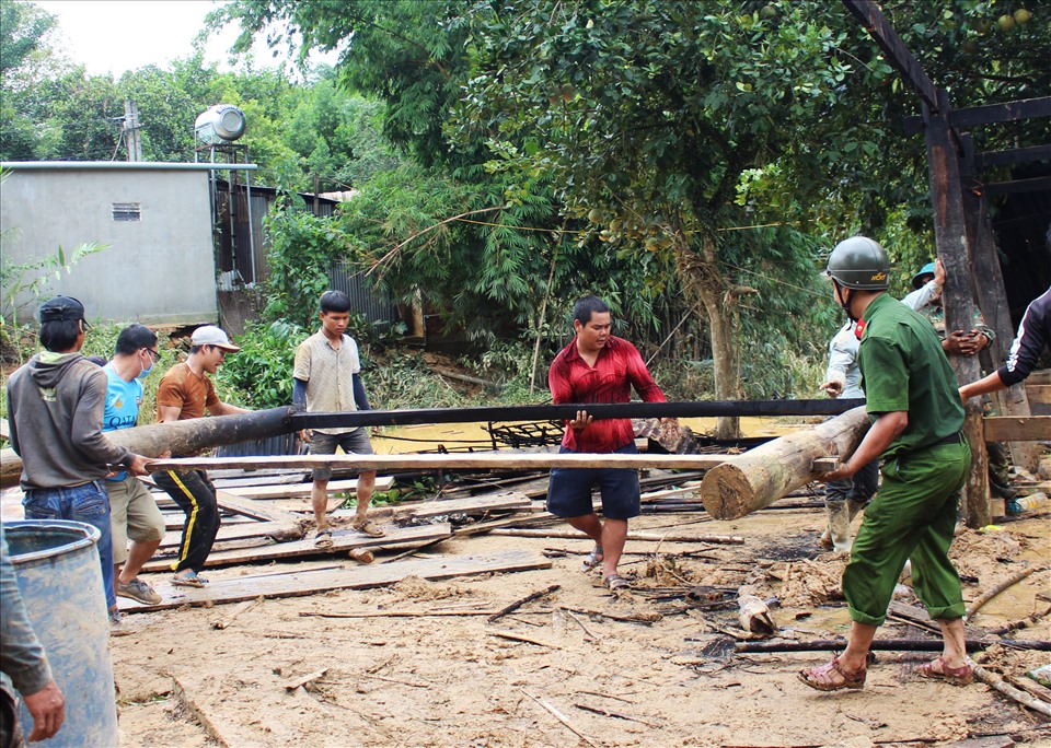 Người dân hỗ trợ di dời những căn nhà bị ảnh hưởng do lũ quét.