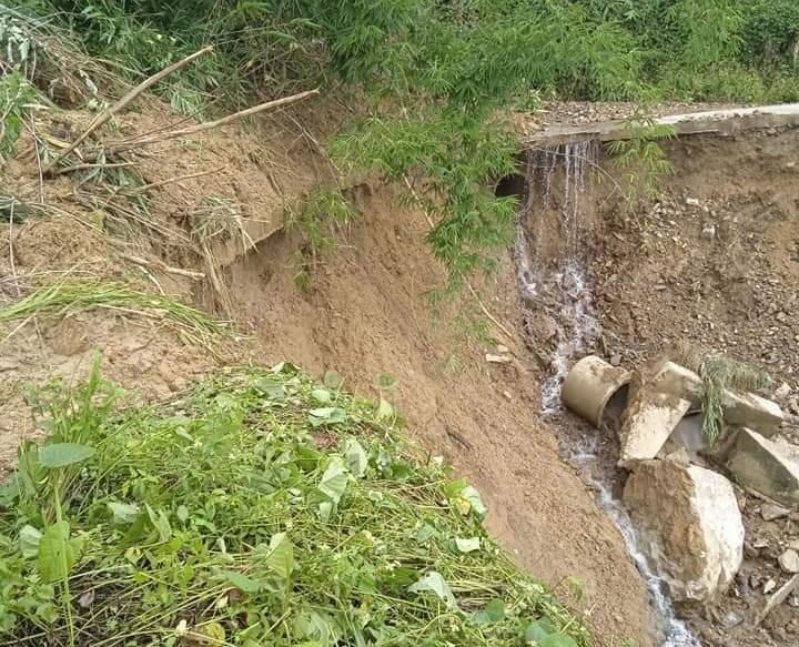 Tuyến đường đoạn xã Axan đến xã Gari, huyện Tây Giang bị sạt lở gây chia cắt.