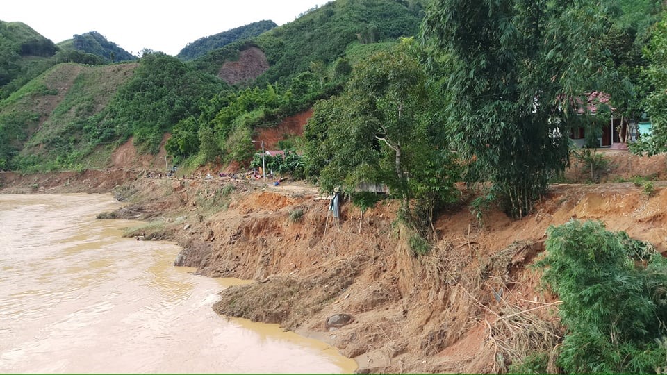 Tại dòng sông ở huyện Đông Giang nước đã rút nhưng đã gây sạt lở bờ sông nghiêm trọng.