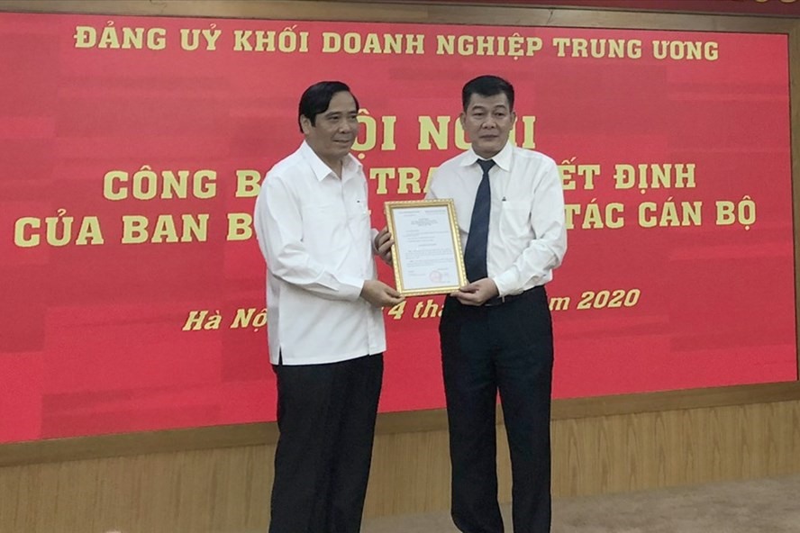 Ông Nguyễn Thanh Bình - Phó Trưởng Ban Thường trực Ban Tổ chức Trung ương trao quyết định cho ông Nguyễn Đức Phong (bên phải). Ảnh Hiền Hoà