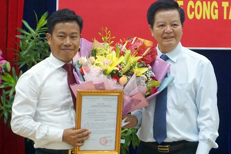 Ông Lê Quân - Phó Bí thư Tỉnh uỷ Cà Mau, Chủ tịch UBND tỉnh Cà Mau (bên trái). Ảnh Nhật Hồ