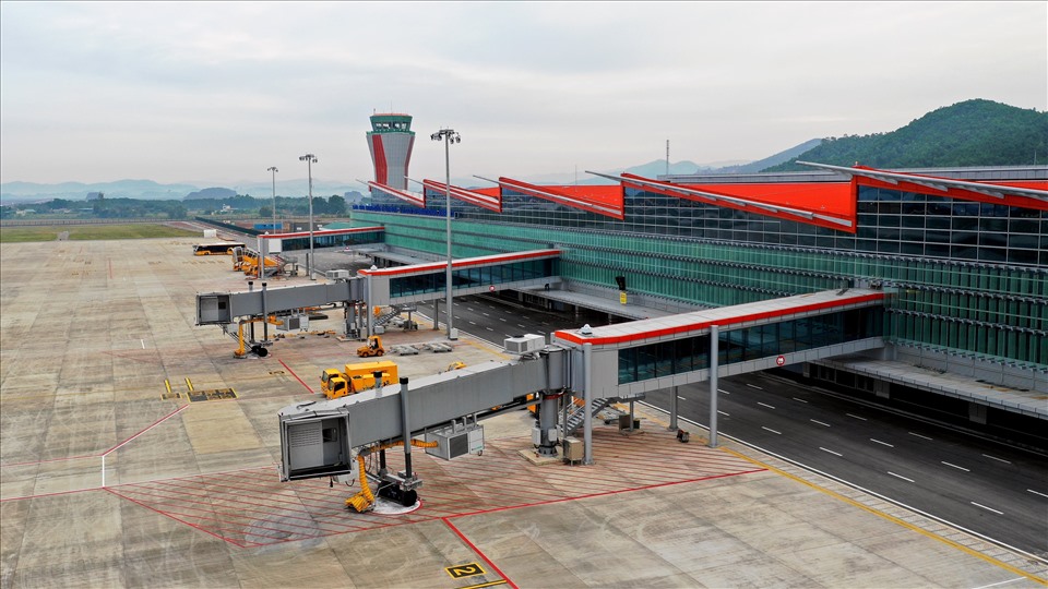 Được khởi công từ năm 2015 tại xã Đoàn Kết, huyện Vân Đồn, sân bay quốc tế Vân Đồn có diện tích 325 ha với tổng mức đầu tư 7.463 tỉ đồng. Trong đó, ngân sách tỉnh dành 734 tỉ để giải phóng mặt bằng; số còn lại là do nhà đầu tư tư nhân đảm nhiệm. Từ khi đi vào hoạt động, sân bay này đã đón nhiều chuyến bay quốc tế và trong nước, kết nối bầu trời giữa các tỉnh thành trong nước với Quảng Ninh cũng như giữa Việt Nam với thế giới. Ảnh: CTV