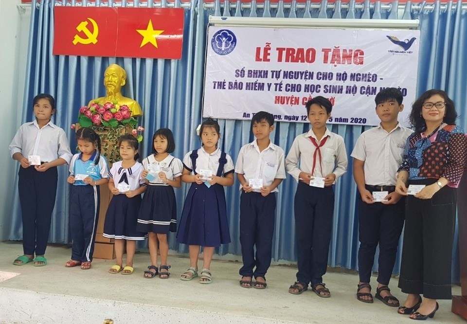Trao thẻ bảo hiểm y tế cho học sinh có hoàn cảnh khó khăn tại huyện Cần Giờ, TPHCM. Ảnh Đức Long Trao thẻ bảo hiểm y tế cho học sinh có hoàn cảnh khó khăn tại huyện Cần Giờ, TPHCM. Ảnh Đức Long