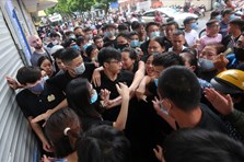 Người dân chen lấn xô đẩy mua vé trận Hà Nội - Viettel