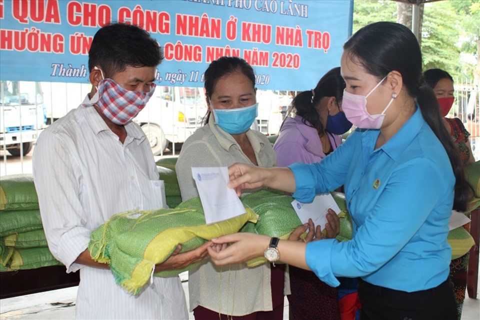 Lãnh đạo LĐLĐ TP. Cao Lãnh tặng quà chăm lo đời sống công nhân lao động dịp Tháng Công nhân. Ảnh: Lưu Hùng