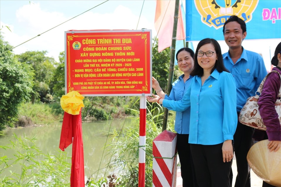 Lãnh đạo LĐLĐ tỉnh Đồng Tháp và LĐLĐ huyện Cao Lãnh gắn biển công trình thi đua. Ảnh: Lưu Hùng