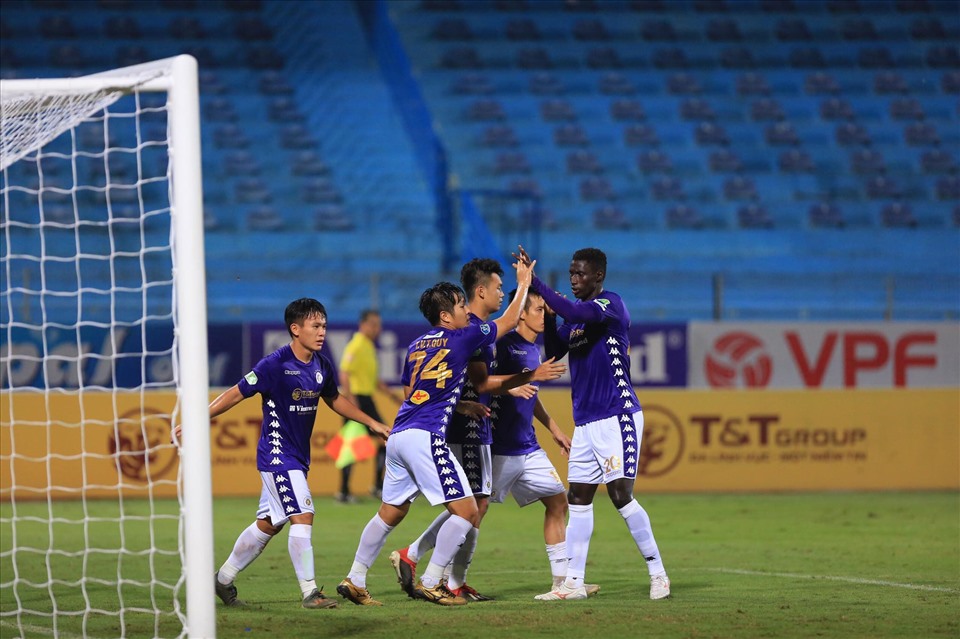 Hà Nội nhanh chóng dẫn lại 2-1. Ảnh: T.X