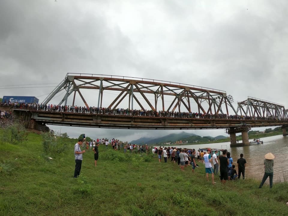 Jumping into the river to save lives, the truck driver and the victim drowned.  Photo: Bac Giang