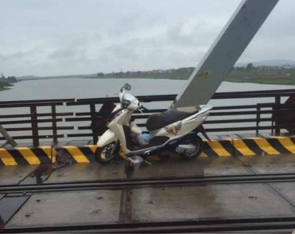 The woman on a motorcycle fell into the river and died.  Photo: Residents provide