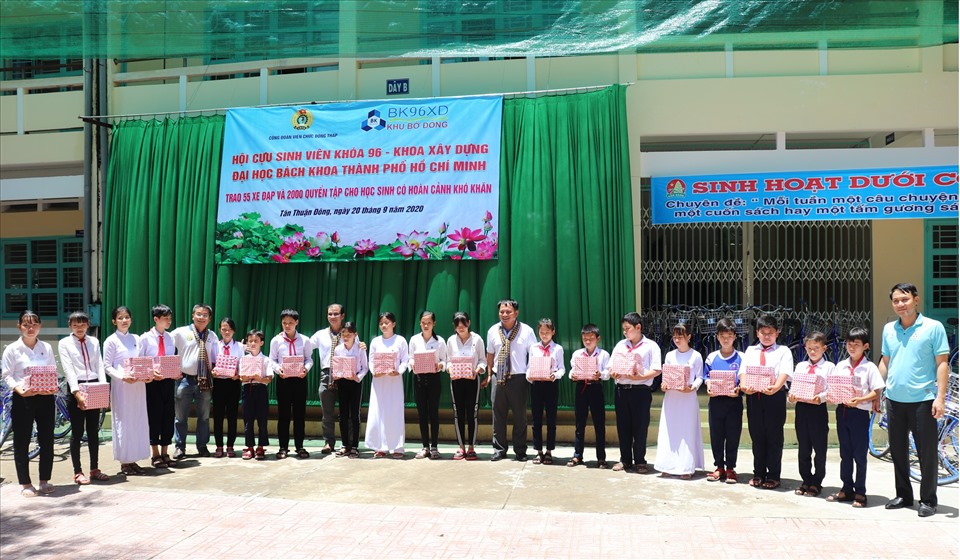 Hội cựu sinh viên Khóa 96 Khoa Xây dựng, Đại học Bách khoa TPHCM trao tập cho học sinh. Ảnh: Lưu Hùng