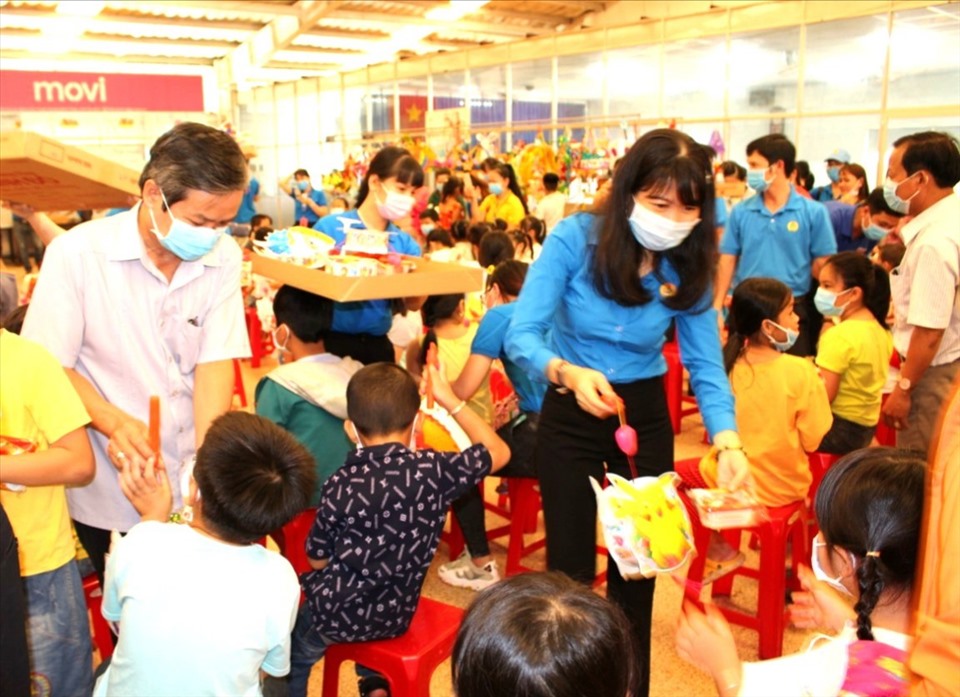 Các đại biểu tham dự cùng trao tặng lồng đèn cho các cháu thiêu nhi.