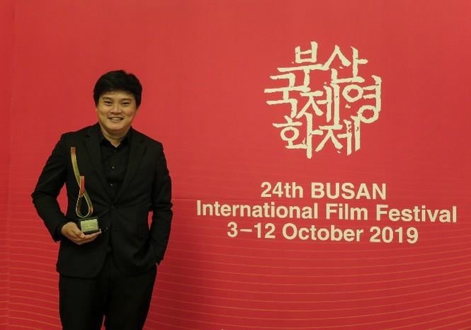 Đạo diễn Trần Thanh Huy nhận giải thưởng tại LHP Quốc tế Busan. Ảnh: NV.