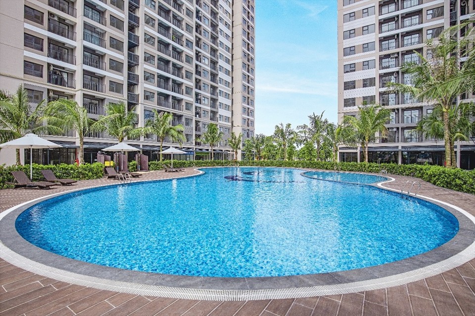 Trước khi khai trương bể bơi bốn mùa, Vinhomes Ocean Park đã đưa vào vận hành miễn phí bể bơi ngoài trời phong cách resort tại phân khu Sapphire 2 để phục vụ cư dân.