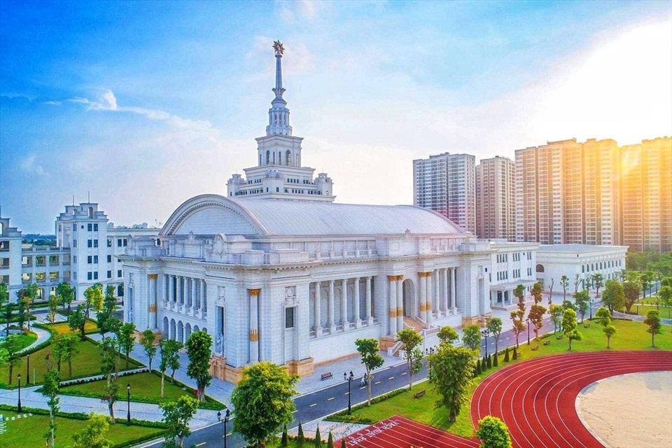 Đại học tinh hoa VinUni là cánh cửa mang cộng đồng tri thức quốc tế đến với Vinhomes Ocean Park. Đây cũng là giải pháp “du học tại chỗ” lý tưởng cho các sinh viên tài năng Việt Nam trong bối cảnh dịch bệnh hiện nay.
