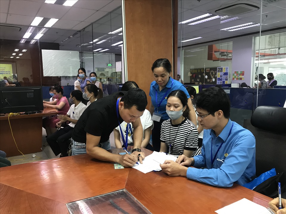 Cán bộ công đoàn các khu công nghiệp tỉnh trao kinh phí hỗ trợ cho đoàn viên bị ảnh hưởng của dịch bệnh COVID-19 tại Công ty TNHH TAV. Ảnh: Bá Mạnh