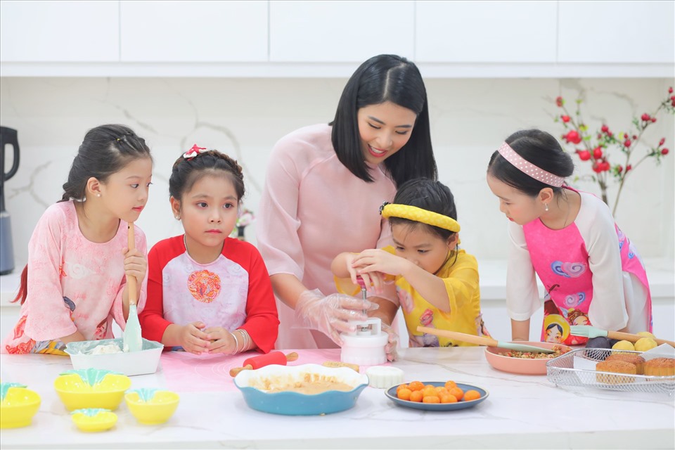 Cô cũng dành thời gian dạy các em nhỏ làm bánh Trung thu như một cách
