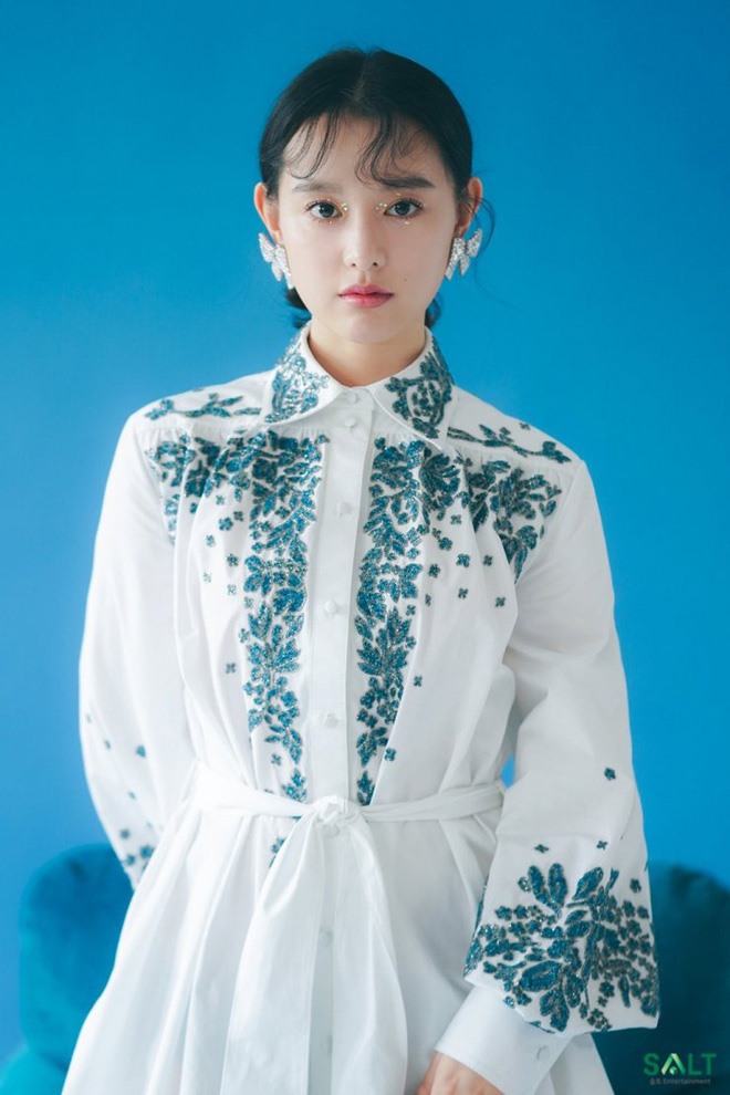 Kim Ji Won đảm nhận vai nữ chính - nhân viên tiếp thị tự do (Ảnh: Chụp màn hình).
