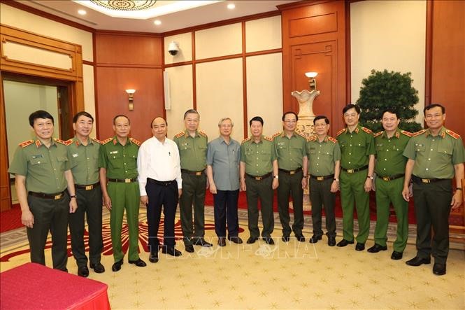 Đồng chí Nguyễn Xuân Phúc, Ủy viên Bộ Chính trị, Thủ tướng Chính phủ; đồng chí Trần Quốc Vượng, Ủy viên Bộ Chính trị, Thường trực Ban Bí thư cùng các đại biểu với Thường vụ Đảng ủy Công an Trung ương.