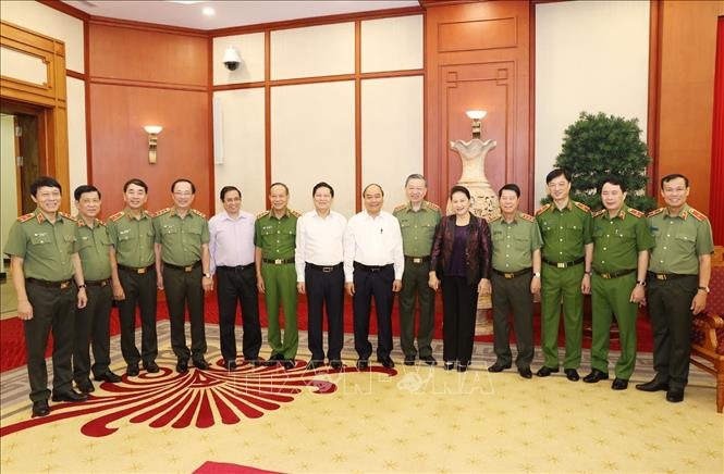 Đồng chí Nguyễn Xuân Phúc, Ủy viên Bộ Chính trị, Thủ tướng Chính phủ; đồng chí Nguyễn Thị Kim Ngân, Ủy viên Bộ Chính trị, Chủ tịch Quốc hội cùng các đại biểu với Thường vụ Đảng ủy Công an Trung ương.