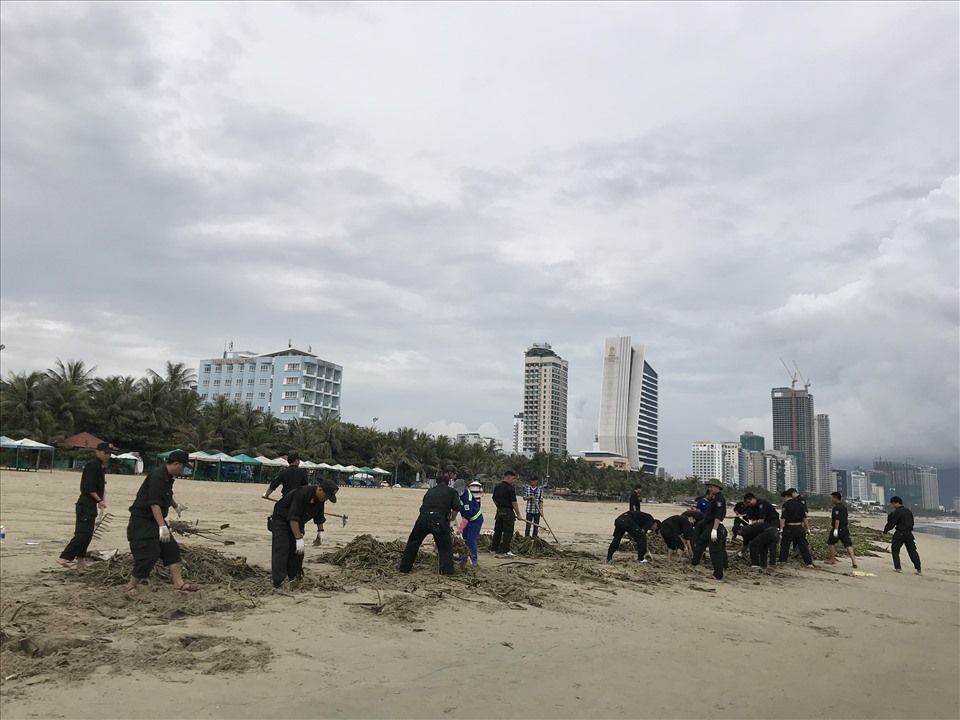 Mọi người tập trung tại bãi biển Mỹ Khê dọn rác. Ảnh: Hải Minh