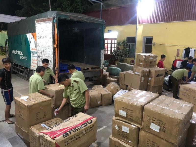 Một vụ buôn lậu qua dịch vụ bưu chính bị phát hiện. Ảnh: QLTT