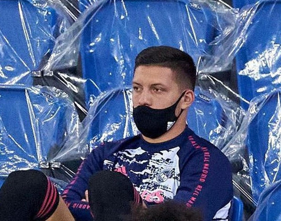 Đội nhà chơi bế tắc nhưng Zidane không tung Luka Jovic vào sân, kéo theo những nghi ngờ về mối quan hệ giữa 2 người. Ảnh: EFE
