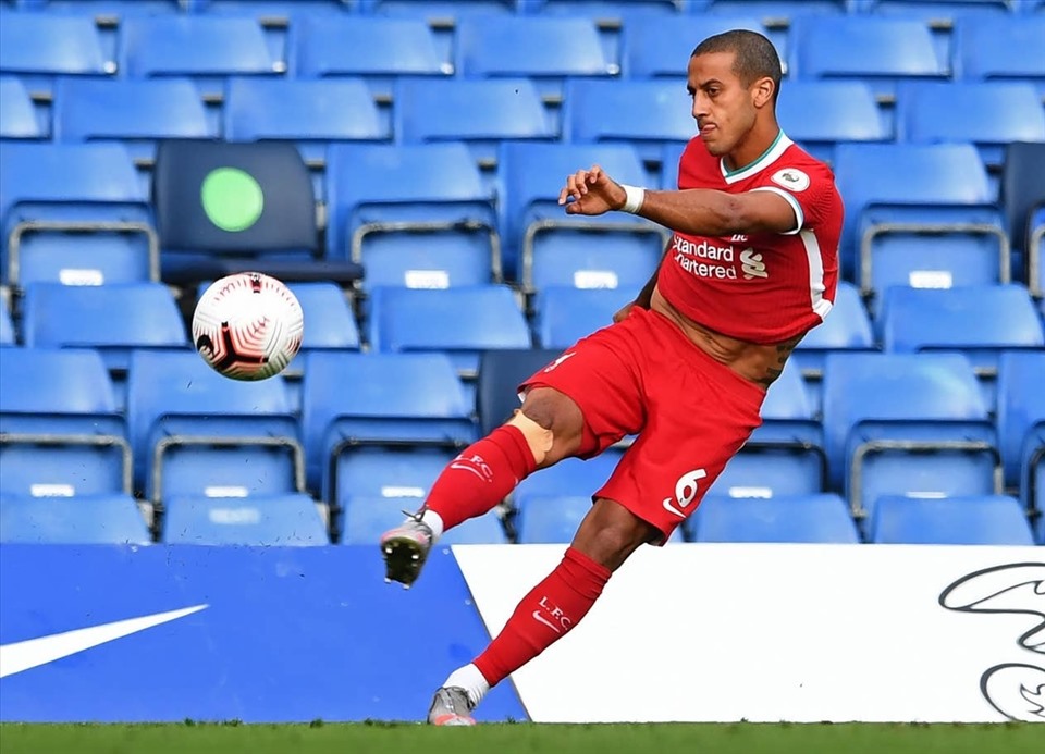 Thiago chứng tỏ kỹ năng chuyền bóng thượng thừa. Ảnh: Getty Images