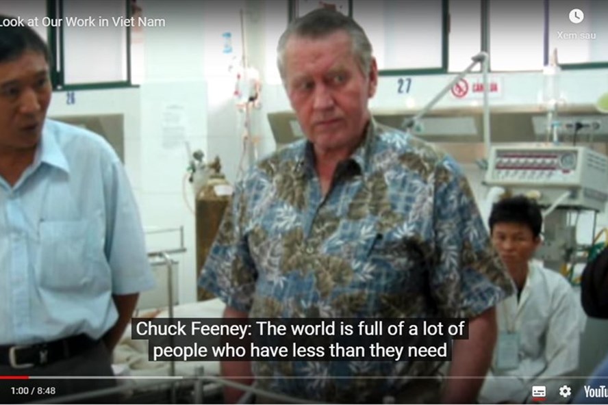 Tỉ phú Chuck Feeney trong lần đầu thăm Việt Nam năm 1998. Ảnh chụp màn hình.