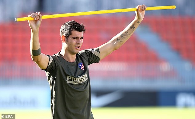 Morata đang trên đường trở lại Juventus sau khi đội bóng này chia tay Gonzalo Higuain vài ngày trước. Ảnh: EPA.
