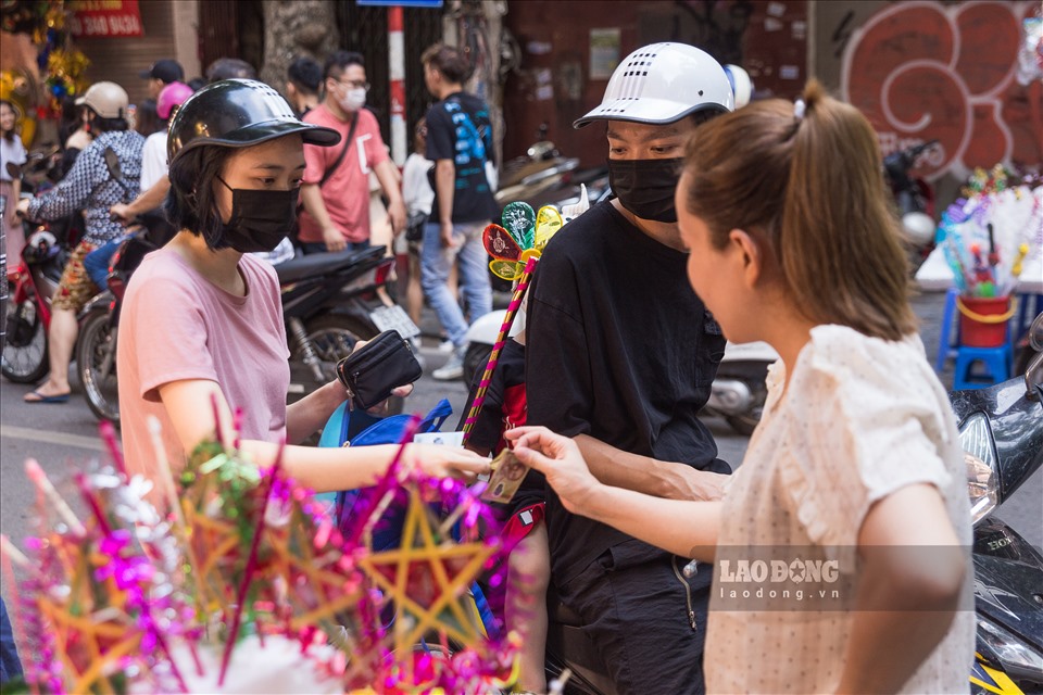 Chị Nguyễn Ngọc Anh (Hoàn Kiếm, Hà Nội) cho biết: “Cũng sắp đến Trung thu rồi nên tôi cho con gái qua đây mua ít đồ chơi cho con, đồ tôi chọn là đồ truyền thống giá rẻ và không sợ độc hại ảnh hưởng con“.