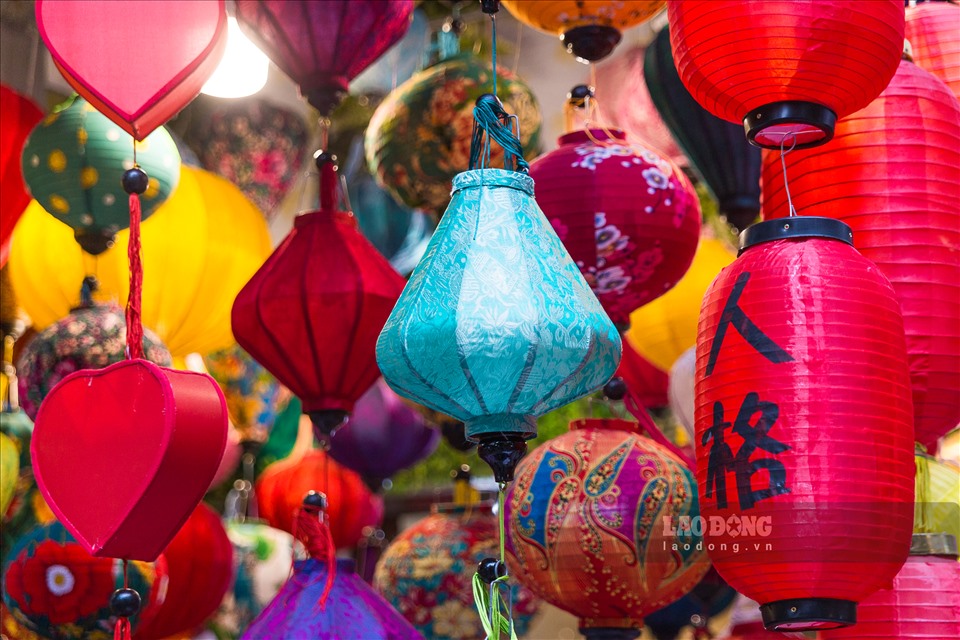 Dù hiện nay Hà Nội có rất nhiều địa điểm vui chơi cho giới trẻ nhưng phố Hàng Mã vẫn luôn có một sức hút riêng khiến mọi người tìm tới mỗi dịp Trung thu về.