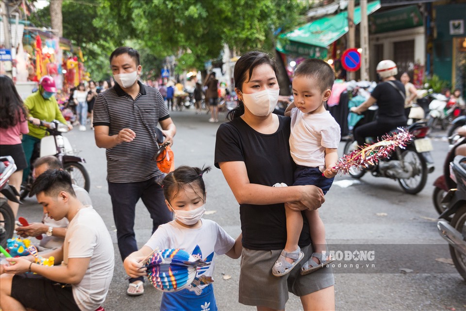 Nhiều người có kinh nghiệm thường tới phố Hàng Mã trước rằm Trung thu 1-2 tuần để ít phải chen lấn, có thể thoải mái ngắm nhìn phố phường đầy màu sắc và lựa chọn món đồ phù hợp.