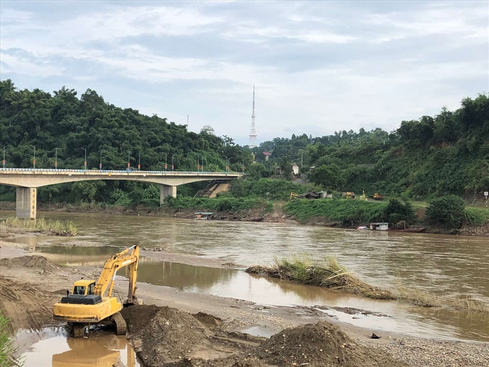 Công trường kè hiện sông đang thi công rất ì ạch.