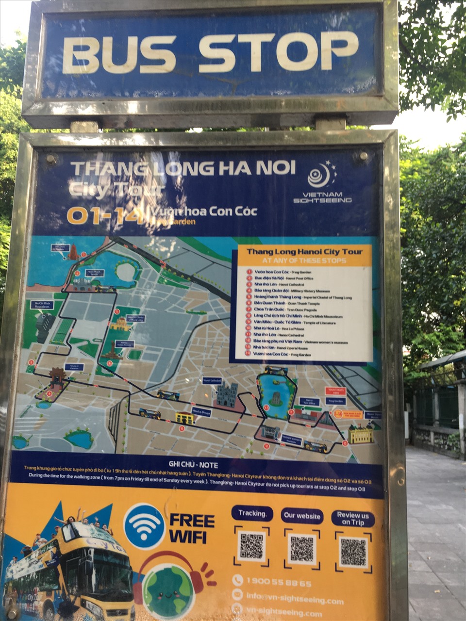 Bến xe buýt đón khách tham quan trong tour Thăng Long - Hà Nội. Ảnh: Hải Anh