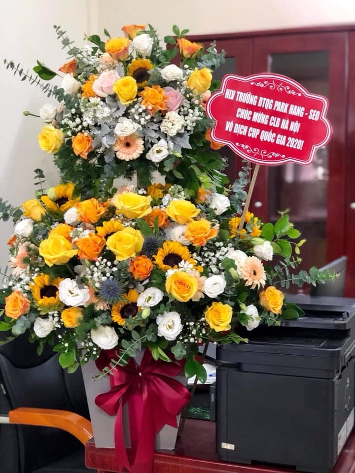 Huấn luyện viên Park Hang-seo gửi hoa chúc mừng câu lạc bộ Hà Nội. Ảnh: HNFC