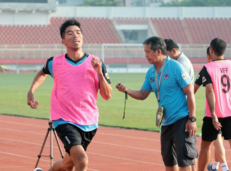 Buổi kiểm tra thể lực các trọng tài diễn ra ở sân Thống Nhất. Ảnh: VFF