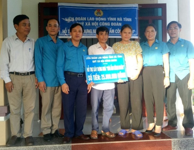 Hỗ trợ 25 triệu đồng cho anh Phan Khắc Anh. Ảnh: CĐ.