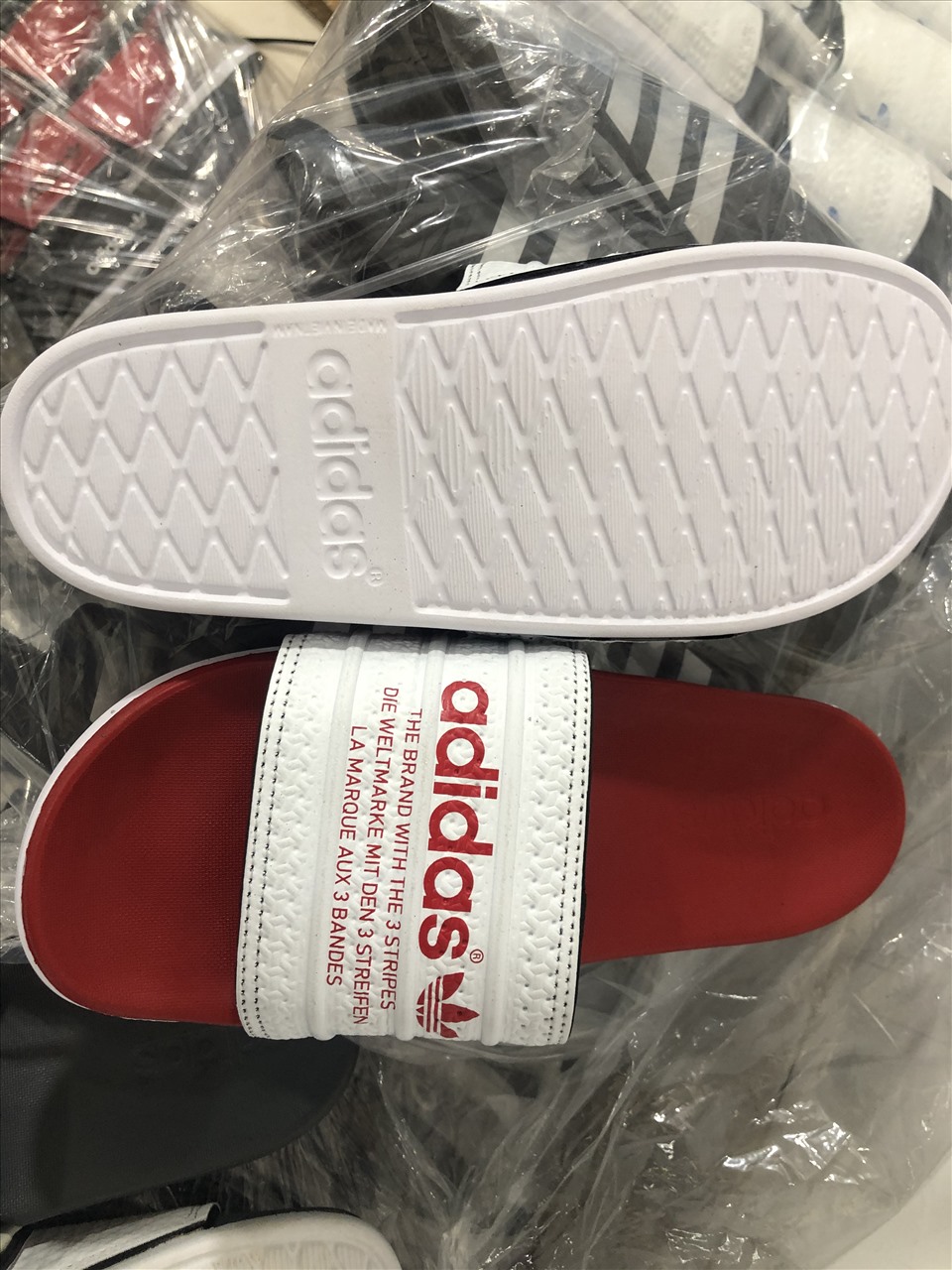 Những đôi dép giả nhàn hiệu Adidas dược làm “như thật“. Ảnh: QLTT