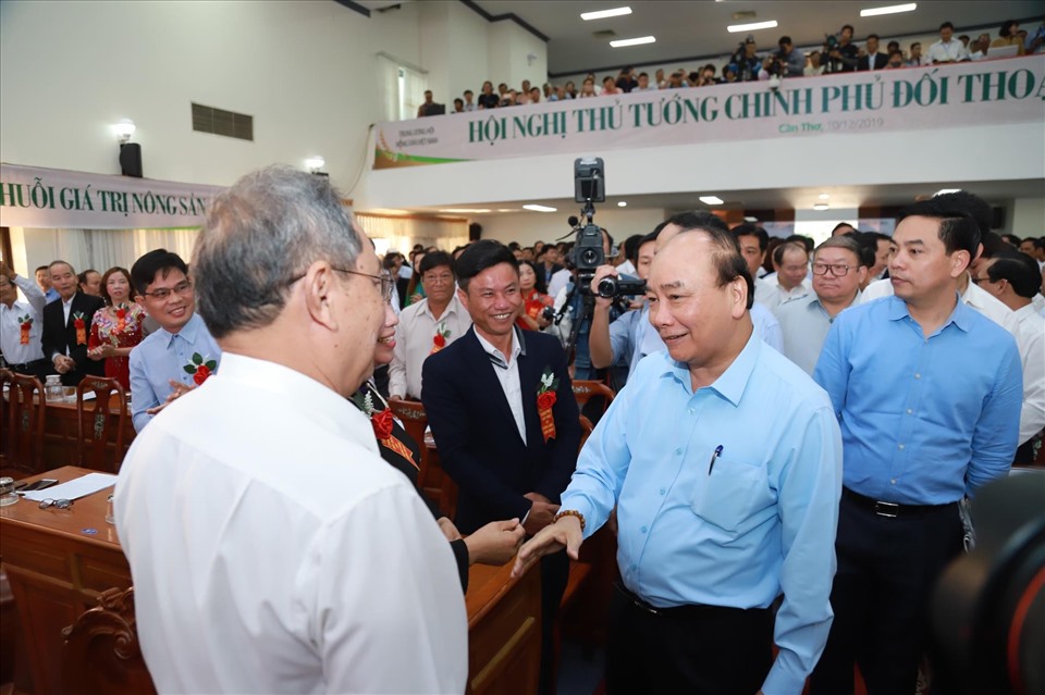 Thủ tướng Chính phủ đối thoại và giao lưu với đại diện bà con nông dân, các bộ, ban, ngành. Ảnh: Anh Thơ