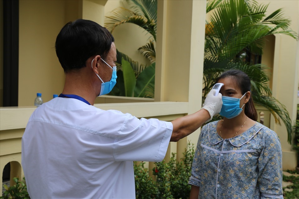 Những người cách ly được nhân viên y tế kiểm tra thân nhiệt 2 lần/ngày. Ảnh: NT