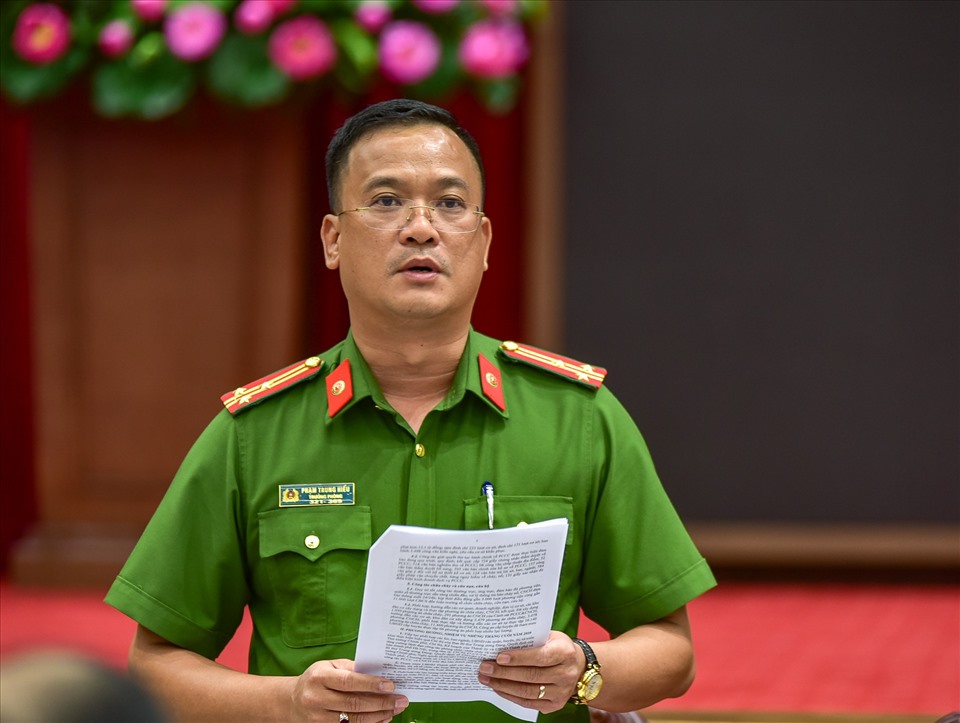 Thượng tá Phạm Trung Hiếu thông tin tại buổi giao ban báo chí. Ảnh: Phạm Đông