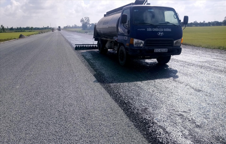 Tuyến Lộ Tẻ - Rạch Sỏi đang được thảm nhựa. Ảnh: C.N