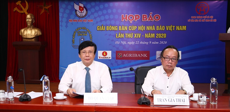 Ban tổ chức trả lời nhiều câu hỏi của các phóng viên. Ảnh: Ngọc Tú