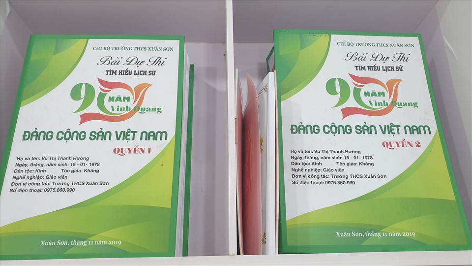 Bài dự thi về Đảng gồm 2 tập, với mỗi tập khoảng 800 trang. Ảnh: Nguyễn Hùng