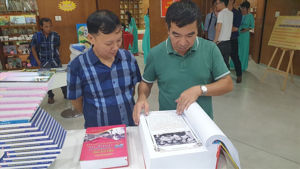 Khá nhiều dài dự thi dài tới cả nghìn trang giấy. Ảnh: Nguyễn Hùng