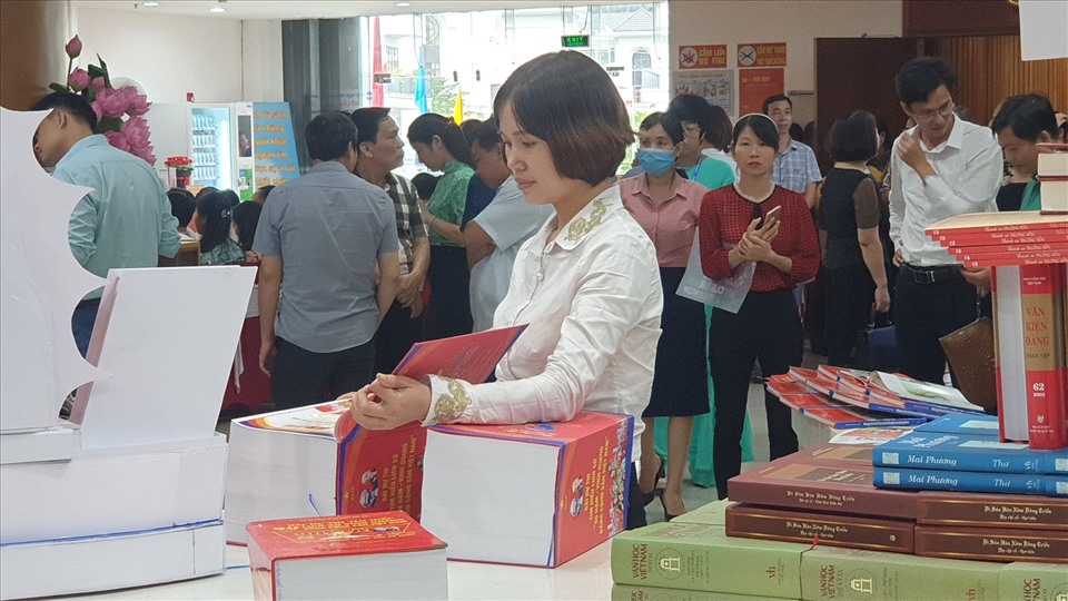 Độc giả thích thú trước những bài dự thi công phu. Ảnh: Nguyễn Hùng