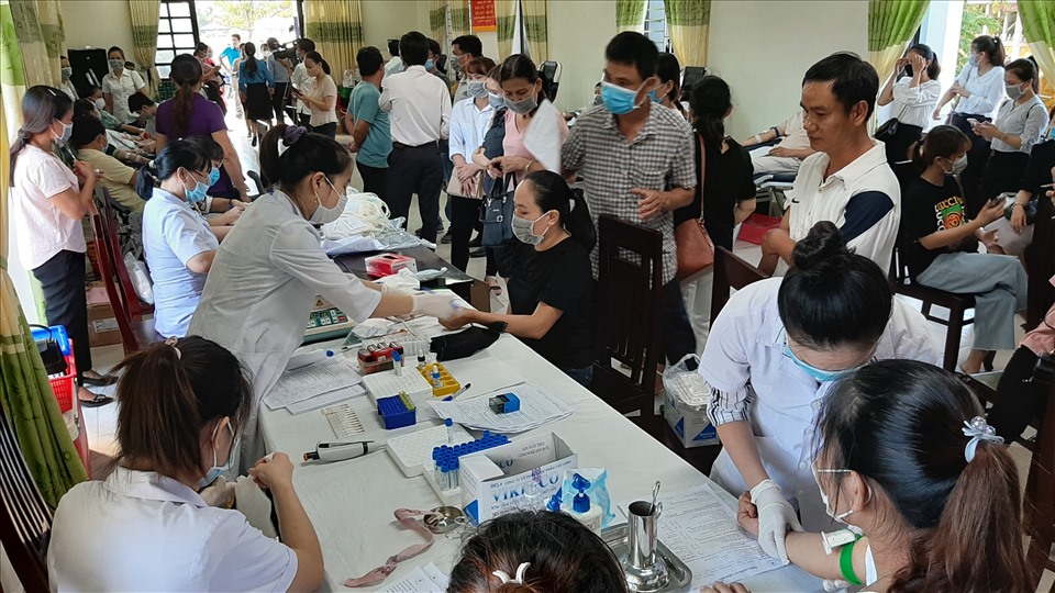 Các đoàn viên được khám sàng lọc trước khi hiến máu. Ảnh: Đình Phô.