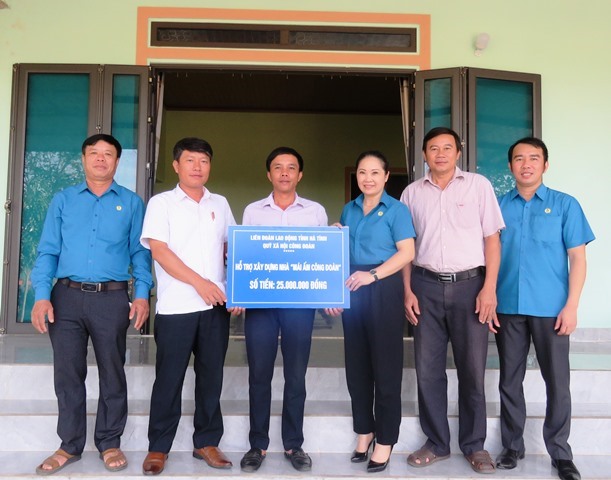 Trao 25 triệu đồng hỗ trợ đoàn viên Nguyễn Đình Hào (thuộc CĐCS xã Kỳ Xuân -LĐLĐ huyện Kỳ Anh). Ảnh: CĐ.