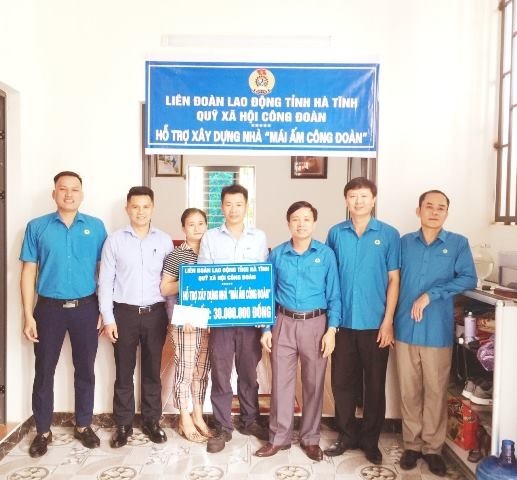 Trao 30 triệu đồng hỗ trợ đoàn viên Võ Huy Cường thuộc Công đoàn cơ sở Công ty TNHH Gang thép Hưng nghiệp Formosa Hà Tĩnh. Ảnh: CĐ.